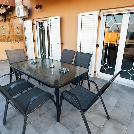 Beachfront With A View アパート クシロカストロ